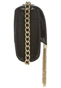 Černá kabelka z umělé kůže s texturou krokodýlího vzoru, zlatý řetízkový popruh a dekorativní zlatý řetězový doplněk. Kompaktní obdélníkový tvar.