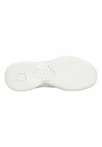 Suela de zapato deportivo blanca con una textura suave, marca "K-Swiss" moldeada y un agarre con patrón de diamante para tracción.