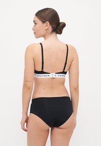 Tommy Hilfiger - Biustonosz z trójkątną miseczką