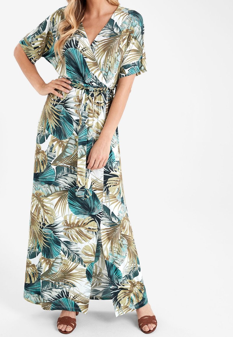 Robe maxi à manches courtes, présentant un motif de feuilles tropicales en teal et or sur un fond blanc ; cintrée à la taille avec un lien.