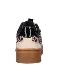 Leopardprint sneaker met een beige suède bovenwerk, zwarte accenten en een bruine rubberen zool. Voorzien van een textured hieltab voor grip.
