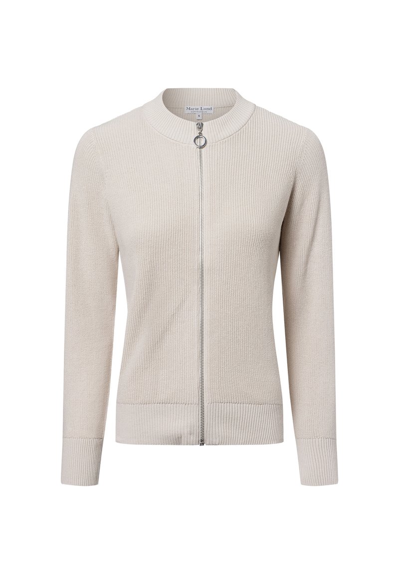 Hellbeige Strickjacke mit gerippter Textur, rundem Halsausschnitt und einem silbernen Reißverschluss mit runder Ziehlasche. Lange Ärmel mit gerippten Bündchen.