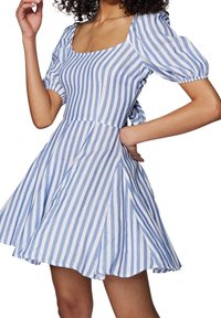 Robe à rayures bleues et blanches avec manches courtes bouffantes, encolure carrée, corsage ajusté et jupe évasée, fabriquée à partir d'un tissu léger.