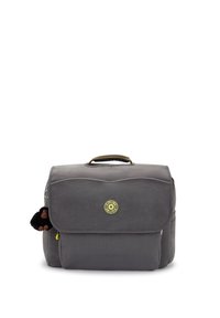 Grau farbene Stoff-Rucksack mit einem oberen Griff, Reißverschluss und einem Affen-Schlüsselanhänger. Besitzt eine glatte Textur und ein rundes Logo auf der Vorderseite.