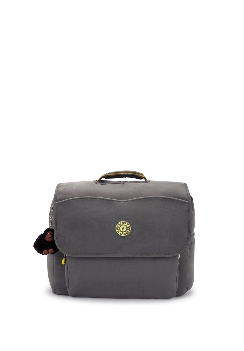 Grau farbene Stoff-Rucksack mit einem oberen Griff, Reißverschluss und einem Affen-Schlüsselanhänger. Besitzt eine glatte Textur und ein rundes Logo auf der Vorderseite.