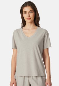 Světle šedé tričko s krátkým rukávem a výstřihem do V, vyrobené z měkké tkaniny, s volným střihem a jednoduchým designem bez viditelných vzorů nebo akcentů.
