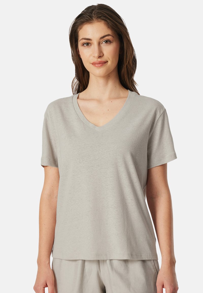 Světle šedé tričko s krátkým rukávem a výstřihem do V, vyrobené z měkké tkaniny, s volným střihem a jednoduchým designem bez viditelných vzorů nebo akcentů.