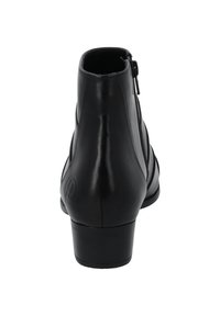 Bota de tobillo de cuero negro con un acabado suave, tacón bajo en bloque y cierre con cremallera. Presenta una sutil marca en la parte trasera.