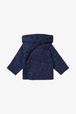 Navy fleece hoodie met een wikkeldesign, gekenmerkt door een patroon van kleine lichtblauwe vormen, een aangehechte capuchon en sluitingen met drukknopen aan de voorkant.