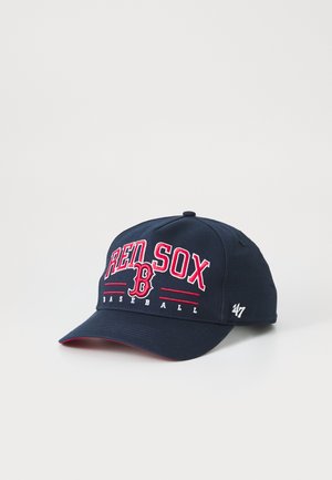 Granatowa czapka z daszkiem z czerwono-białym napisem "Red Sox Baseball" i logo "B" z przodu oraz logo "47" po stronie.