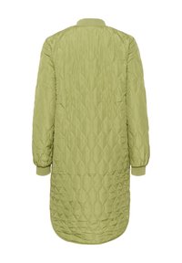 Lys grøn quilted lang jakke med ribbet krave og manchetter, rundet kant og diamantstikningsmønster, vist fra bagsiden.