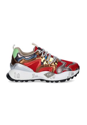 Zapatilla deportiva con malla roja, detalles metálicos dorados y bronce, parches plateados y verdes, cordones grises y suela blanca gruesa con dibujo negro.