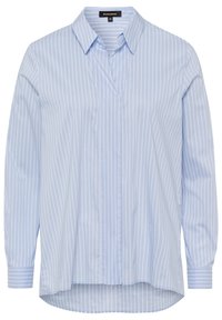 Chemise bleu clair avec des rayures blanches verticales, manches longues et col classique. Présente un décolleté en V discret et un ourlet arrondi.