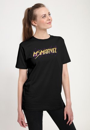 Sort bomulds t-shirt med "Ms. Marvel" grafik i lilla og guld, med et geometrisk design. Korte ærmer og rund halsudskæring.