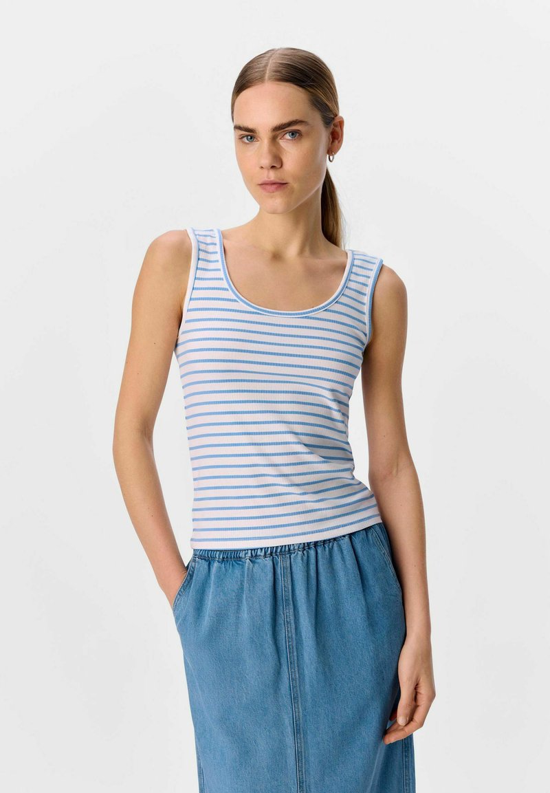 Gestreiftes Tanktop in Weiß und Hellblau, aus geripptem Baumwollstoff. Mit rundem Ausschnitt und weiten Armausschnitten, kombiniert mit einem Jeansrock.