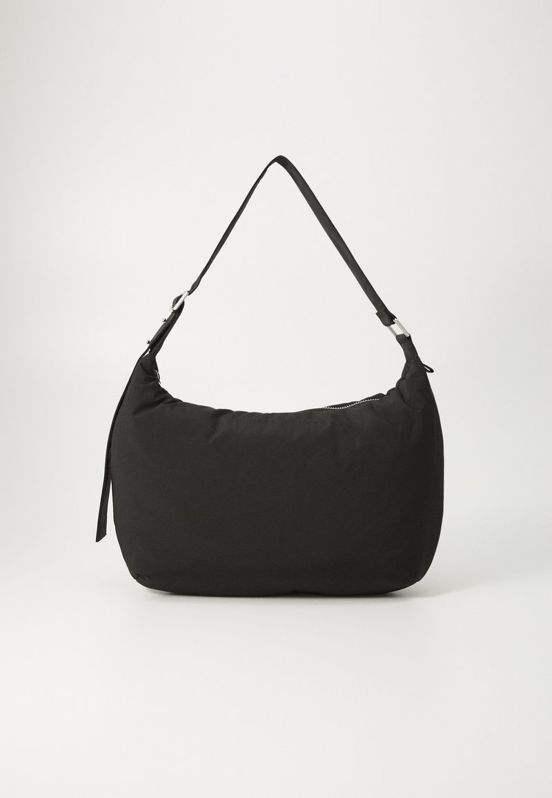 Bolso de hombro negro con una sola correa ajustable y cierre de cremallera, sobre un fondo blanco liso.