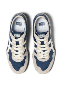 Granatowe i szare sneakersy Onitsuka Tiger wykonane z zamszu i materiałów tekstylnych, z białymi akcentami, sznurowadłami oraz logo na języku.