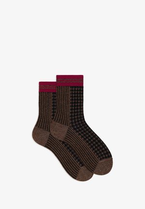 Calzini a righe marroni e neri con motivi a scacchi, dettagli in bordeaux nella parte superiore, texture morbida, adatti per un uso casual.