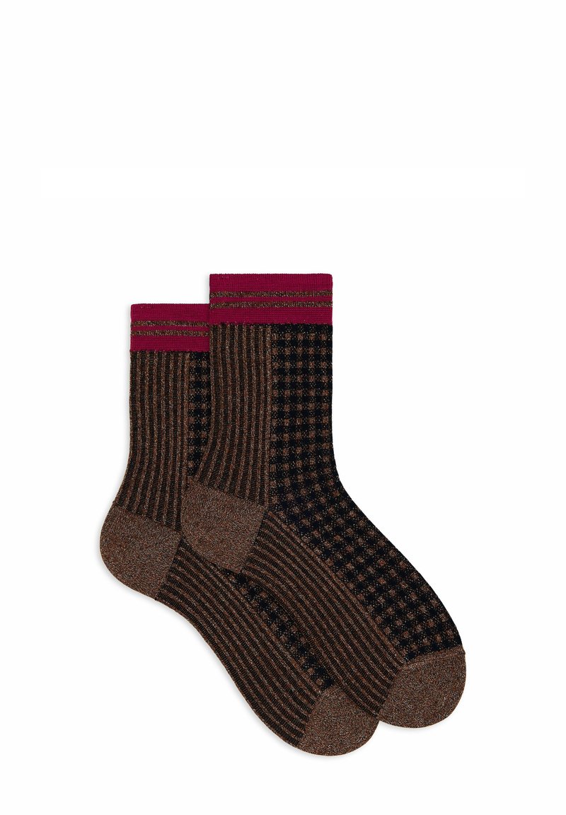 Calzini a righe marroni e neri con motivi a scacchi, dettagli in bordeaux nella parte superiore, texture morbida, adatti per un uso casual.