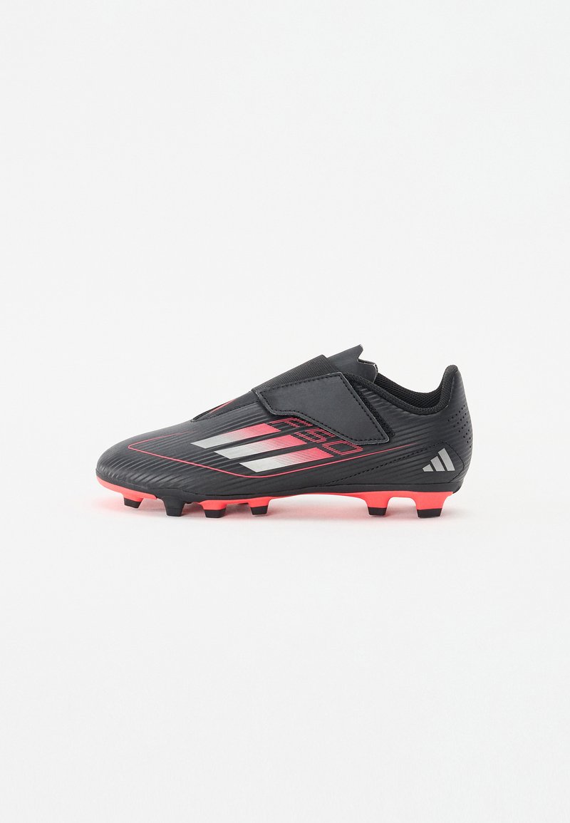 Schwarzer Fußballschuh mit pinken Akzenten, strukturiertem Obermaterial und einem sicheren Klettverschluss. Mit drei diagonalen weißen Streifen an der Seite.