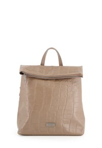 Beige falsk læder rygsæk med et tekstureret krokodillemønster, lynlåstop og lille top håndtag. Har en logoplade på fronten.