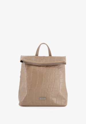 Beżowy plecak z ekoskóry z teksturowanym wzorem krokodyla, z zamkiem błyskawicznym na górze i małym uchwytem u góry. Posiada metalową tabliczkę z logo na przedzie.