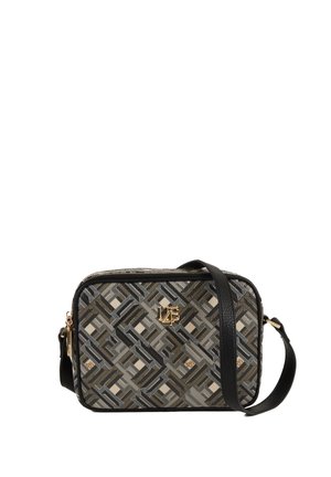 Rektangulært mønstret crossbody taske i nuancer af grå og sort, med en tekstureret overflade og hardware i guldtoner. Justerbar rem inkluderet.