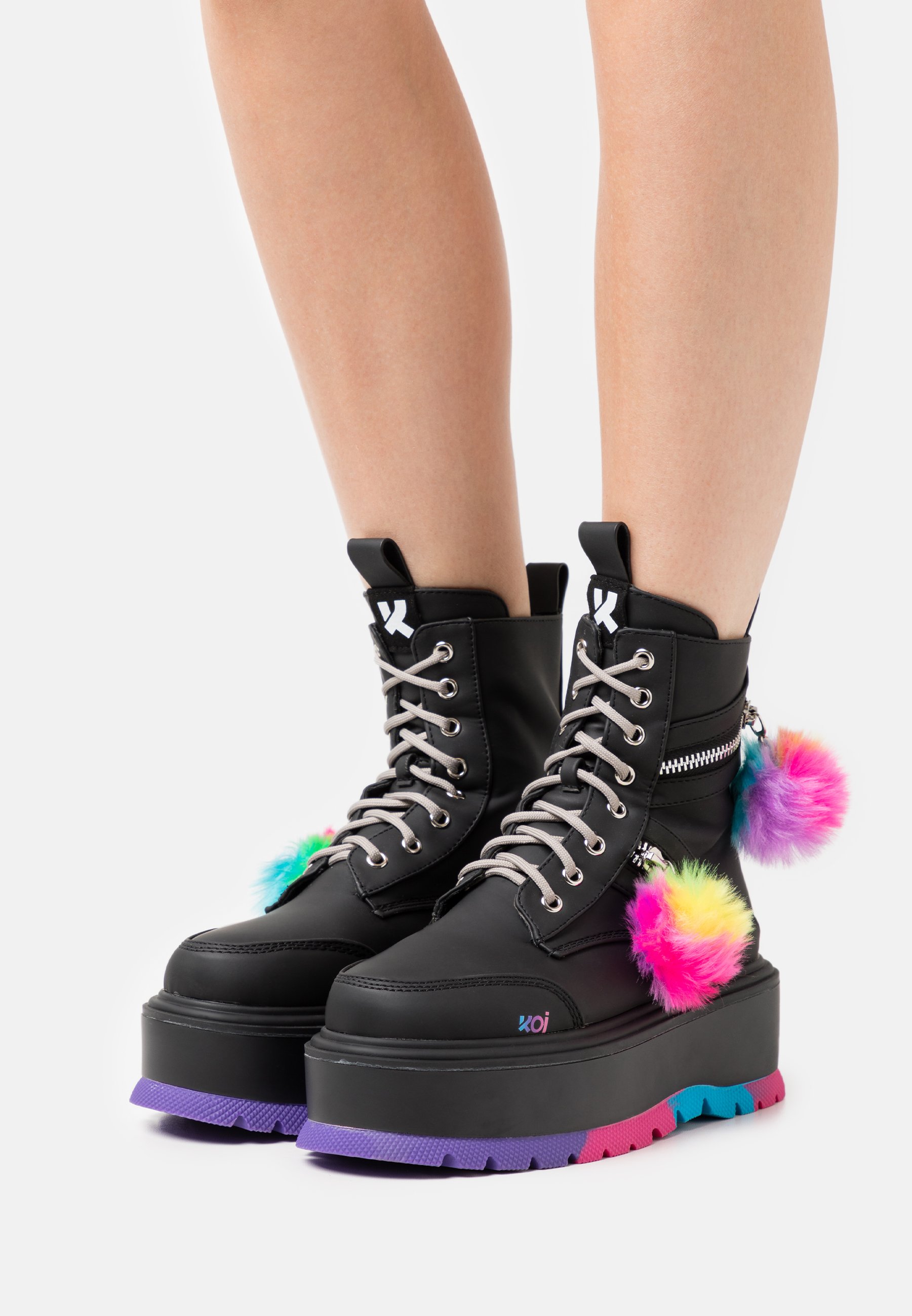 Koi Footwear VEGAN EVENING THE ODDS - Enkellaarsjes met plateauzool - black  matte/multi-coloured/Zwart - Zalando.nl