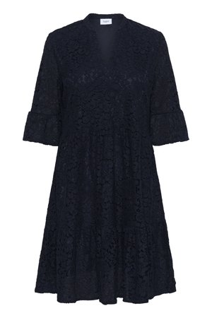 Marineblå blondekjole med V-hals, trekvartlange ærmer og et lagdelt, flagrende nederdel. Har blomsterprint i hele stoffet.