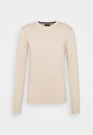 Pull beige à manches longues avec col rond, poignets et bas côte, fabriqué en tissu tricoté fin.