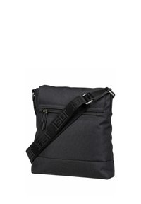 Schwarze Stoff-Umhängetasche mit strukturierter Oberfläche, ausgestattet mit einer Rei ßverschlusstasche auf der Vorderseite und einem verstellbaren Schulterriemen mit Logodetails.