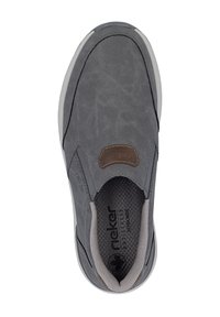 Grauer Slipper mit strukturiertem Obermaterial, hellgrauen Akzenten und einem braunen Logopatch. Verfügt über einen gepolsterten Kragen und ein Mesh-Futter.