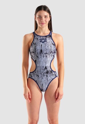 Maillot de bain avec un corps bleu clair orné d'un motif abstrait noir, un col haut, des côtés ouverts et des accents bleu foncé.
