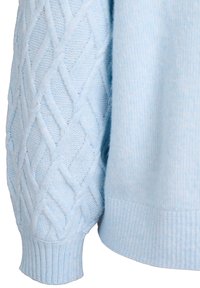 Ljusblå stickad tröja med ett strukturerat diamantmönster på ärmarna och ribbade muddar. Mjuk och varm tygkvalitet med en avslappnad passform.