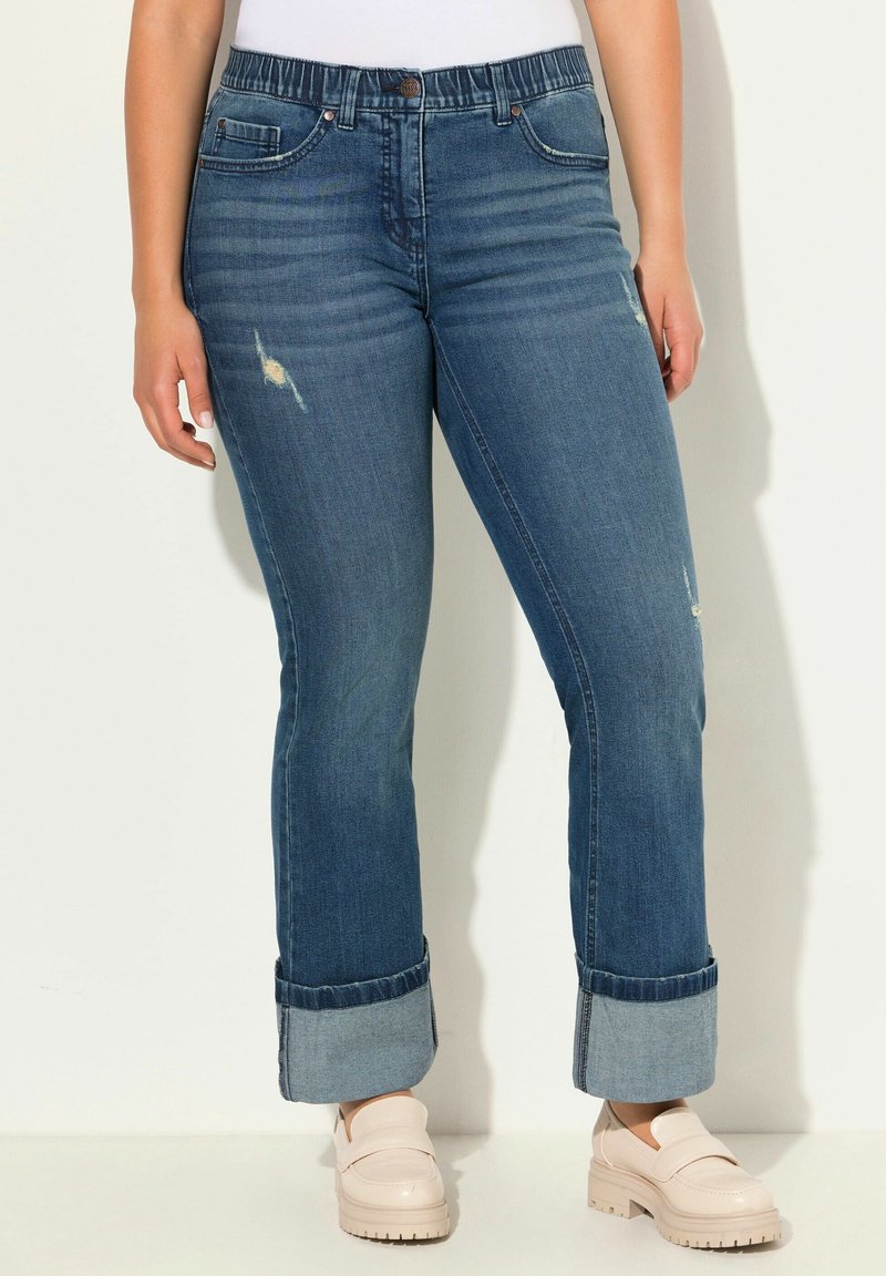 Vaaleansiniset farkut, suorat lahkeet, käännettävä helma, hieman kuluneet ja repaleiset kohdat sekä joustava vyötärö mukavuutta varten.