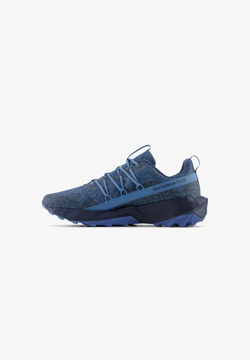 Baskets de sport bleues avec un dessus en tricot texturé, des côtés renforcés et une semelle extérieure en caoutchouc robuste dotée d'un motif de semelle géométrique.