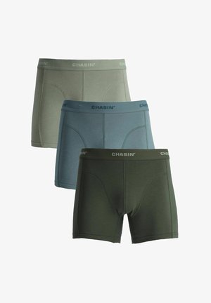 Herrenboxershorts in drei Farben: olivgrün, blau und dunkelgrün. Aus weichem Stoff gefertigt, mit elastischen Taillenbändern und "CHASIN'"-Branding.