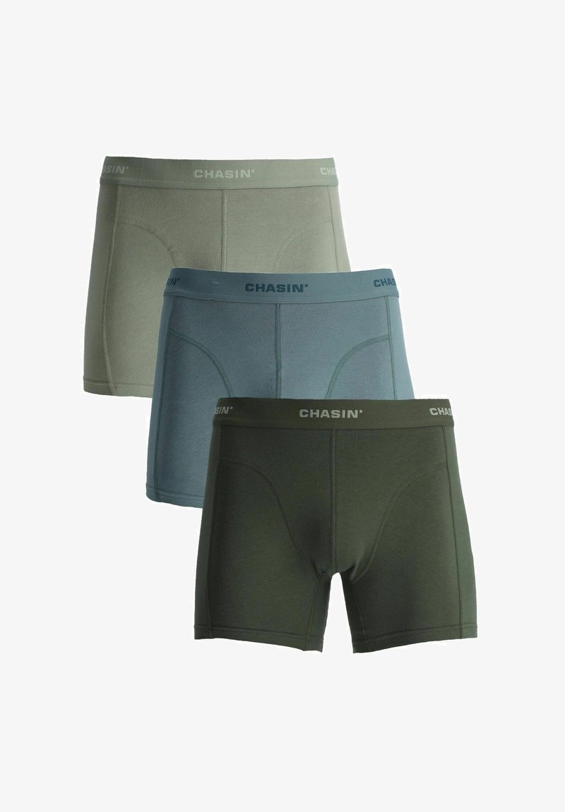 Férfi boxer alsók három színben: olajzöld, kék és sötétzöld. Puha szövetből készültek, rugalmas derékszíjjal, amelyen a "CHASIN'" márkaneve szerepel.
