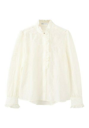 Blusa blanca de manga larga con cuello alto con volantes, abertura frontal con botones y puños con volantes, que presenta sutiles patrones florales texturizados.