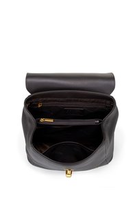 Borsa a tracolla in pelle nera texture con chiusura a roll-top, dotata di tasca interna con zip e rivestimento liscio. Inclusi accessori in metallo color oro.