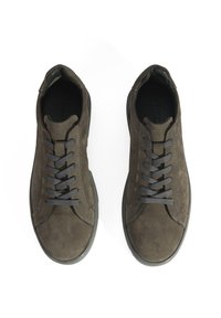 Braune Wildleder-Sneaker mit grauen Schnürsenkeln, runder Zehenpartie und kontrastierenden Nähten. Leichte Gummisohle mit strukturiertem Oberflächendesign.