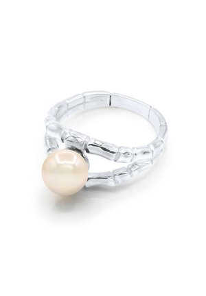 Bague en argent style bambou avec une seule perle blanche ronde montée sur le dessus, sur fond blanc.