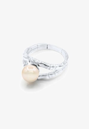 Bague en argent style bambou avec une seule perle blanche ronde montée sur le dessus, sur fond blanc.