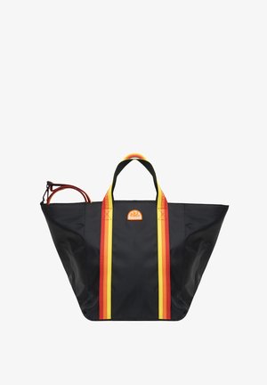 Borsa tote nera con strisce verticali rosse e gialle, ampia apertura, doppi manici e etichetta logo arancione. Materiale resistente con forma strutturata.