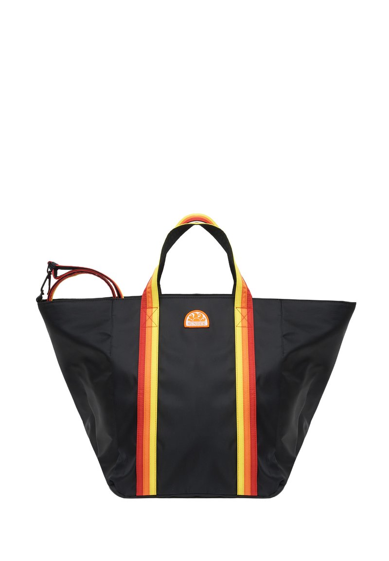 Borsa tote nera con strisce verticali rosse e gialle, ampia apertura, doppi manici e etichetta logo arancione. Materiale resistente con forma strutturata.