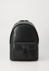 Sac à dos en cuir noir avec une finition texturée, forme incurvée, poche avant avec fermeture à clip, et poignée supérieure rembourrée. Fermeture éclair sur le compartiment principal.