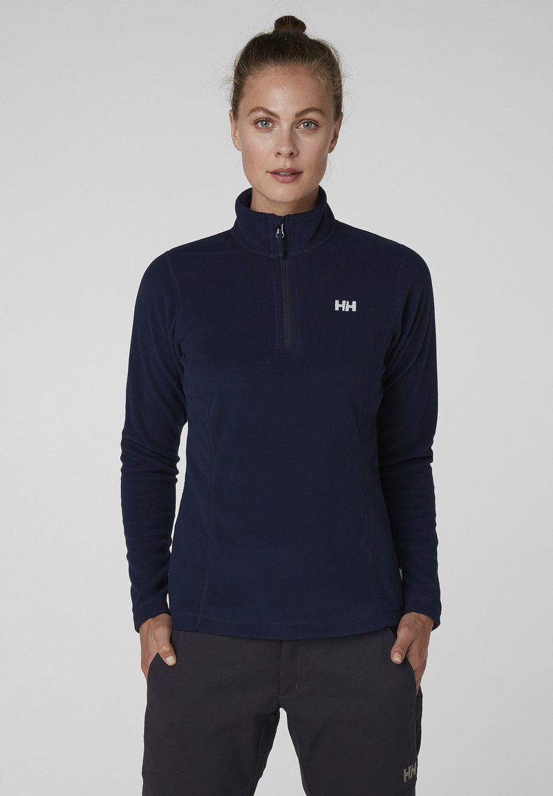 Granatowy polar z zamkiem błyskawicznym na ćwierć długości i wysokim kołnierzem. Posiada małe białe logo na klatce piersiowej oraz długie rękawy. Miękka faktura, dopasowany krój.