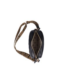 Sort læderhåndtaske med en quiltet design, udstyret med en mønstret guld- og sort skulderrem og en lynlåslukning. Indvendig vises et blomstermønster.