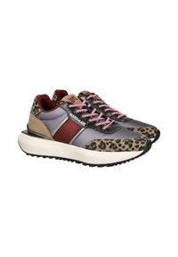 Zapatillas multicolores con patrones de color púrpura, marrón y estampado de leopardo, detalles de malla y cordones rosas, con una gruesa suela blanca.