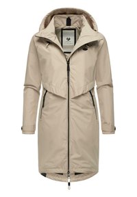 Manteau imperméable beige avec capuche, fermeture éclair à l'avant et taille réglable par cordon de serrage. Il possède des poches zippées noires et une doublure intérieure texturée.